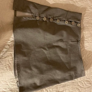 grå Mini skirt  - Hittar på secondhand och nu säljer jag har ingen användning! Passar mig som är s.