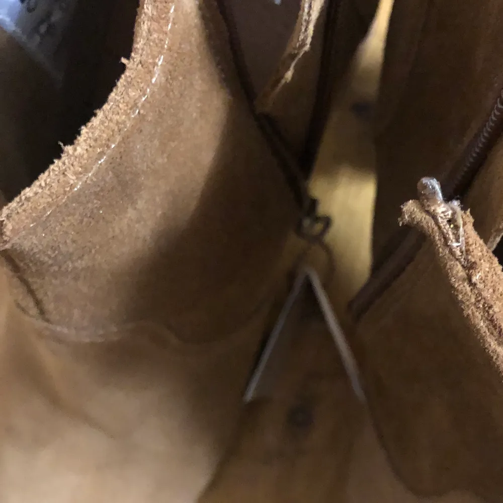 Oanvända boots i brun mockaimitation med dragkedja på innersidan. . Skor.