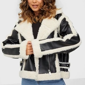 Gina Tricot ”Cami Sherling jacket” stl S - Jackan är använd ett fåtal gånger men i nyskick🥰 säljer den då den är lite för stor på mig! Men en extremt skön jacka som har teddyfoder i hela! Köpt på Gina för ca 2 månader sedan men är slutsålt nu⚡️ storlek S och säljer för 600+ frakt, nypris 900 kr! Första bilden är lånad❤️ 