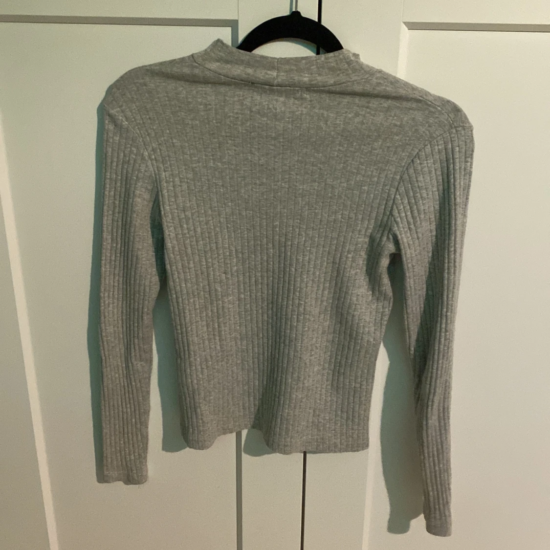 En grå tröja med krage  - 91