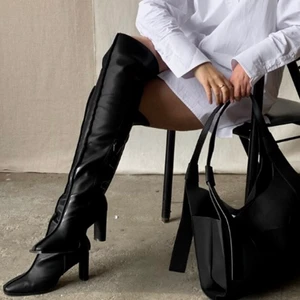 NA-KD  - Stövlar från NA-KD med fyrkantig tå och sömdetalj i strl 37. Använda endast en gång, helt slutsålda på hemsidan. Nypris 699kr