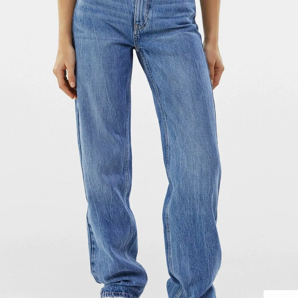 Säljer dessa fina jeans då dem inte är helt rätt passform för mig, köpte de en storlek större för att de skulle vara lite oversised så de skulle nog kunna passa en mindre storlek som vill ha de lite större! Väldigt fint skick.. Jeans & Byxor.