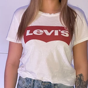Levis - Levis tröja i vit. Super skön men aldrig använt 