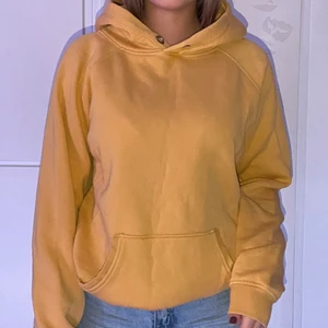Gul hoodie  - Super mysigt hoodie i gul. Bra skick 