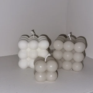 Bubbelljus  - Egentillverkade ljus, görs på beställning. Eftersom det är hantverk så kan jag inte lova att färgerna blir exakt likadana (gäller inte vit).   Pris  • Stort bubbelljus 65 kronor  • Litet bubbelljus 40 kronor  • Elsa 65 kronor 