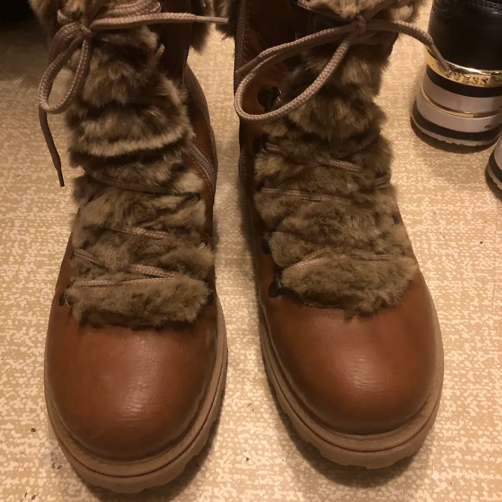 Vinter skor med fluff eller päls. I storlek 38. Använda några gånger men ser ut som nya. Jättesköna 🥰. Skor.