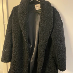 Zara coat - Svart kappa från zara i fint skick, storlek s 🧚‍♂️🧚