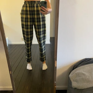 Rutiga kostym byxor storlek 38 - De är långa i benen men insydda i midjan för att passa smalare figurer. Jag är 180 cm lång och de går ner till mina fötter. Midjan går att lätt ta upp för en större midja. De är väldigt coola och är lätta att matcha med. 