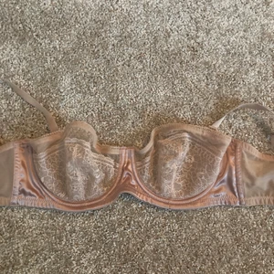 BH - Helt oanvänd, strl 85B. Inga inlägg i den.