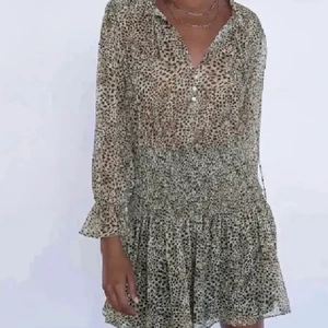 Klänning från Zara - Trendig klänning från Zara, sparsamt använd och har inga defekter. 