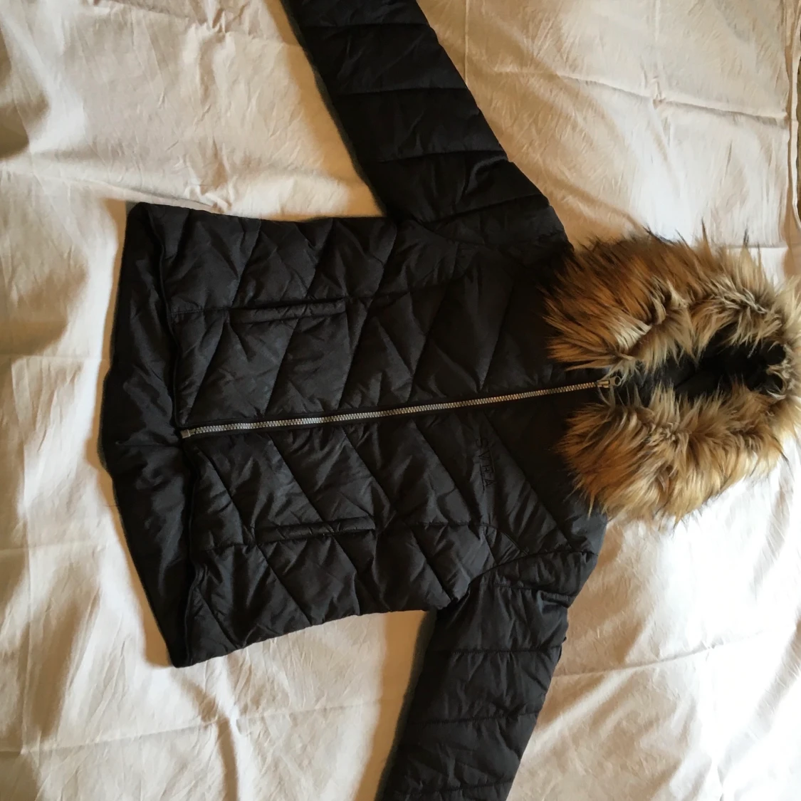 Svart jacka med luva - 90