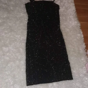 H&M glitter klänning 32 - Ny skick 