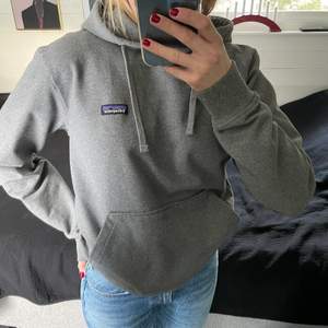 En grå Patagonia hoodie i storlek S. Unisex modell, regular fit. I nyskick! 💙