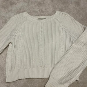 Vit stickad tröja - Säljer en vit stickad tröja från stradivarius i bra skick.🤩 köparen står för frakt.