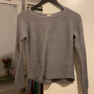 Grå stickad tröja  - Grå stickad tröja , lite glittrig också (se på bild 2) jätte fin verkligen ! Skriv vid intresse 
