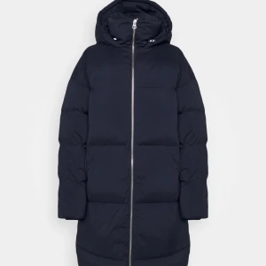 J Lindeberg lång dunjacka i stl 34  - Säljer min långa mörkblå dunjacka / dunkappa från j lindeberg i stl 34 / xs. Passar storlek 36 / s också! Ord pris. 5495:-. Kan mötas i norra djurgårdsstaden eller fältöversten, eller posta. 