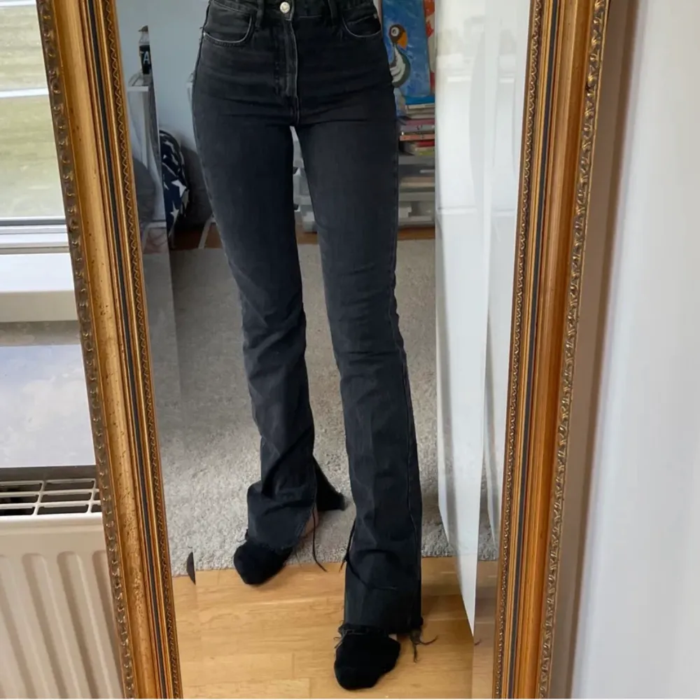 Snygga raka svarta jeans med slits nedtill från Zara. Använda Max 4 gånger, frakten ingår inte i priset☺️ har ett par svarta jeans som ser nästan likadana ut bara att de inte har nån slits, skicka ifall ni vill att jag skickar bild på dem också . Jeans & Byxor.
