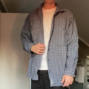 Skjorta - Begagnad skjorta i mycket bra skick och använd ett fåtal gånger och inga synliga fel. Storlek L, modell är 186 cm. Färg: Blå. Om du undrar mått eller fler bilder är det bara att slänga iväg ett DM. 