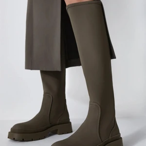 Zara Stövlar  - Säljer mina super trendiga Zara stövlar i en mossgrön färg. Varsamt använda