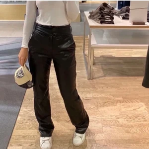 Skinnbyxor - Superfina skinnbyxor från Nakd som har tillhörande knytband, som på andra bilden visas! Långa i modellen och går ned till sulan på mina skor på mig som är 1,70! (Bild är lånad från den jag köpte byxorna från)