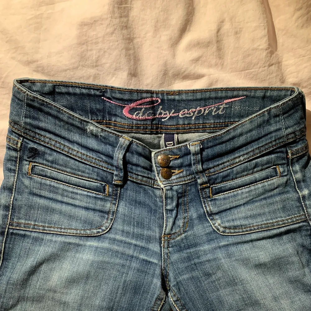 Vintage Bootcut Jeans från EDC by Espirit. Mycket fina detaljer på fickor både fram och bak samt dubbel knäppning fram. Köpta på second hand men tyvärr inte kommit till användning då jag tycker att de inte kommit till användning. Lowrise storlek: 26/33. . Jeans & Byxor.