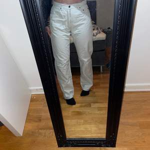 Jeans från LOGG i en straight leg modell med hög midja. 