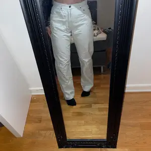 Jeans från LOGG i en straight leg modell med hög midja. 