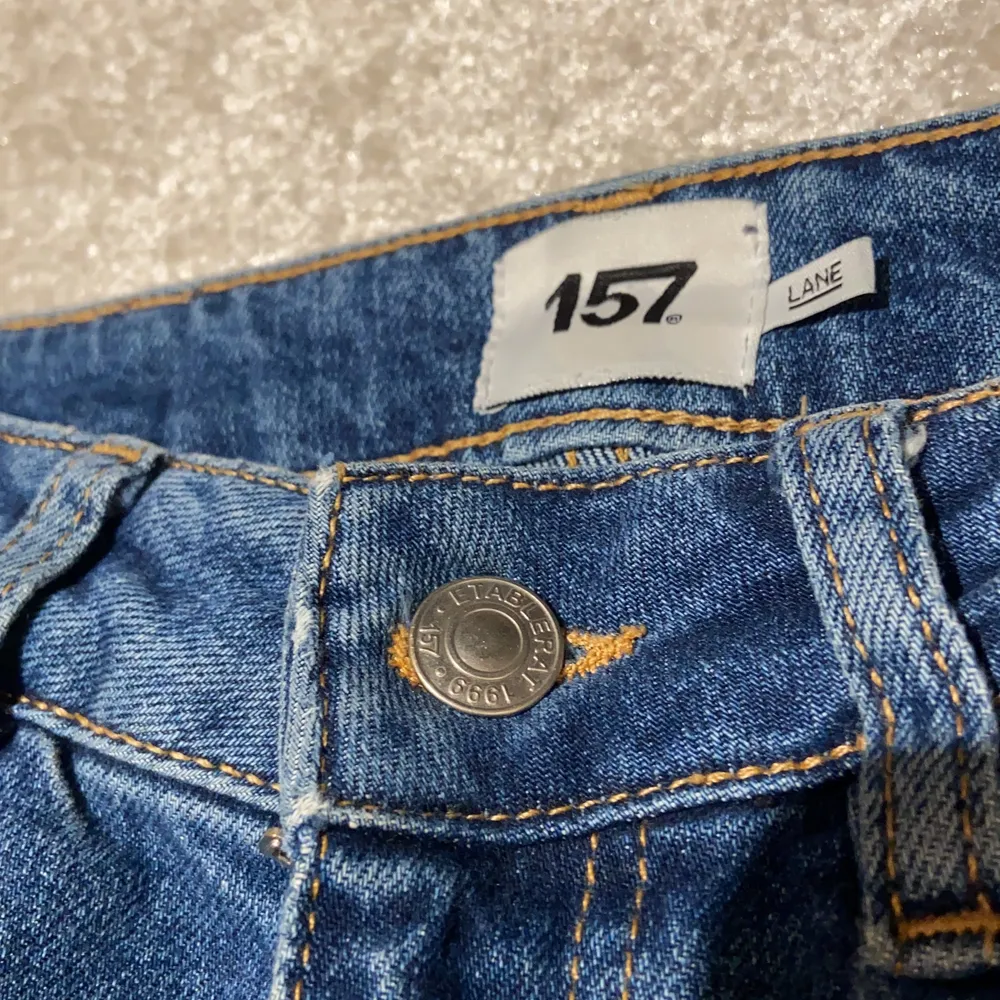 Baggy jeans från lager 157 mörk blåa med hål i. Gott skick storlek S. Jeans & Byxor.