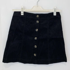 manchesterkjol med knappar - Superfin manchesterkjol från h&m i storlek 38 som jag säljer pga att den inte kommit till användning. Lappen finns kvar. Skriv för fler bilder❣️