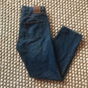 Blåa Jeans toteme  - Supersnygga raka jeans från märket toteme. Storlek 26/32. Midjan är medelhög och är i riktigt skön bomull. Lyckades endast använda dem två ggr. Tyvärr har de blivit för små för mig.  Nypris 1999kr.