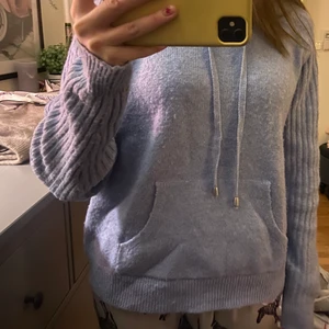 Hoodie - Säljer denna riktigt fina hoodien, använd några fåtals gånger. Säljer pga inte min stil💕 Storlek M men sitter som en S