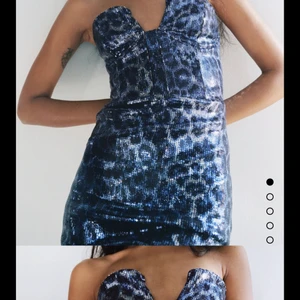 Zara klänning - Slutsåld zara klänning 👗 helt nyköpt på rean, får inte på mig den:/ storlek S, lappar är kvar🙏🏼 kan inte lämna tillbaka så säljer här! 
