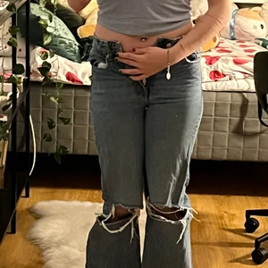 Lager 157 ripped wide leg jeans XXS - Säljer dessa skitsnygga vida jeans från lager 157 få jag växt ur dem, nyskick. Passar till det mesta & är i strl xxs som motsvarar 32/34 Bra benlängd för mig som är 161 cm.