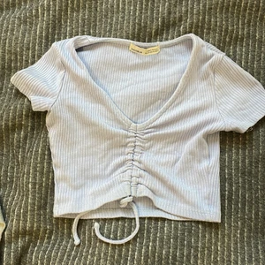 Tröja💙❤️‍🔥 - En helt vanlig tröja från pull and beer den är väldigt Stretchig och är i storlek xs💙❤️‍🔥 frakten kostar 36 kronor men jag kan också mötas💙