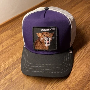 GOORIN BROS KEPS - Snygg lila goorin bros keps, nästan ny! Köptes för 500kr säljes för 350kr. Skriv för mer bilder eller om du har frågor😃 Köparen står för frakt.