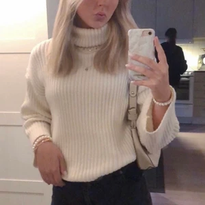 Vit polo M - En super fin polo tröja i st M från Gina köpt för kanske ett år sedan men inte använd särskillt mycket, nypris 399kr (tror jag) så säljer för 100kr+frakt🤍