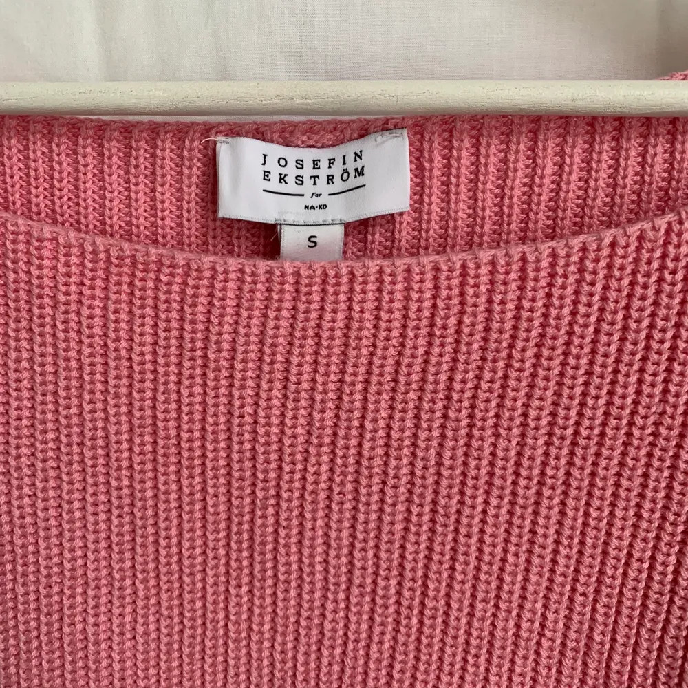 En helt oanvänd ljusrosa stickad tröja med bred halsringning från NA-KDs collab med Josefin Ekström. Är 170 och har oftast S/36. Nyskick!! . Stickat.