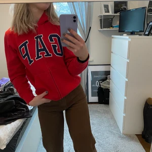 GAP - Frän röd färg, hoodien är inte mycket använd