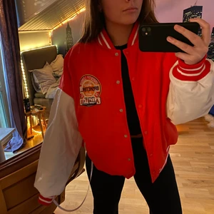 Varsity jacka - Jättesnygg oanvänd collage jacka (prislapp kvar) som passar både tjejer och killar. På mig är den ganska oversized och storleken är storlek M/L. Tveka inte på att höra av dig om du har några frågor. Köpare står för frakt.