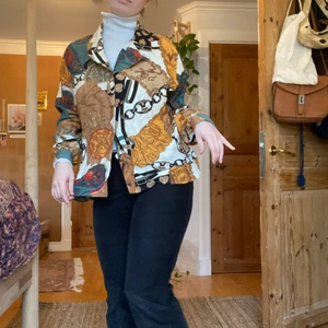 Mönstrad blus med najs vibb - Den är i ett lättare tyg och köpt secondhand, i bra skick! Skriv om du har frågor eller vill ha fler bilder 💕