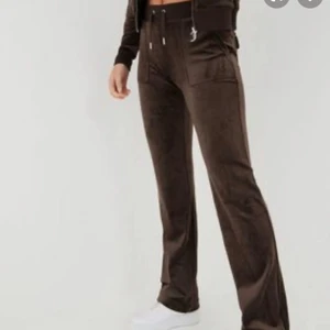 Juicy  - Säljer mina bruna juicy byxor som är slutsålda! Haft dom runt en månad och säljer nu då de ej kommer till användning och jag har en massa byxor , kom dm vid fler bilder:)tar bud från 500 men kan säljas billigare vid snabb affär 