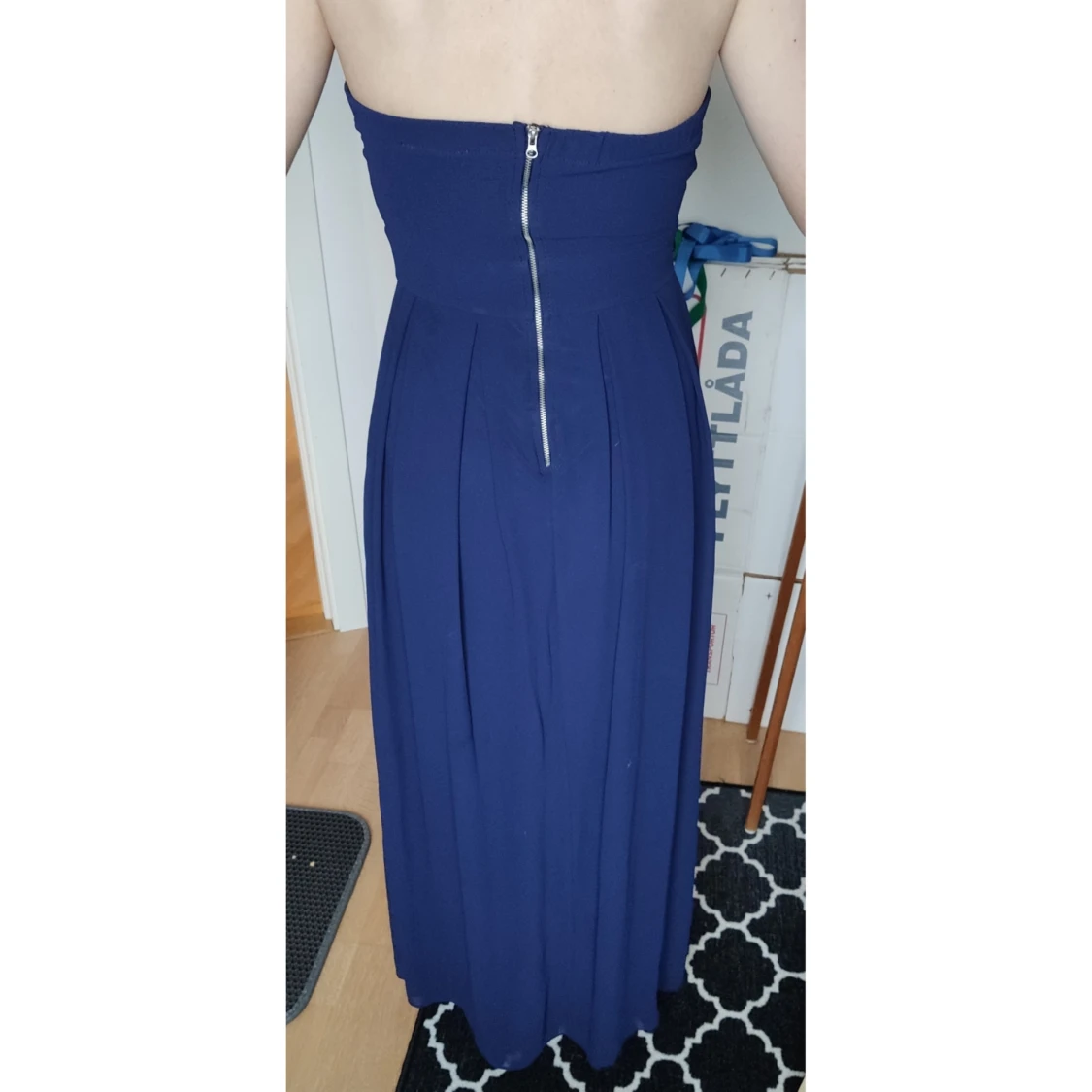 Mörkblå strapless långklänning från Asos  - 90