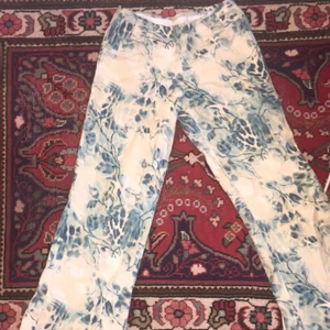 Somriga utsvängda byxor  - Utsvängda mönstrade 70-tals vibe/90-tal, köpt på humana sitter tight rumpa och lår och utsvängda. Kan skicka fler bilder