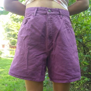 Lila shorts  - Superdupersöta lila jeansshorts från Beyond Retro. Älskar dem men har inte haft dem på mig på ett tag. Skriv för mått eller fler bilder!