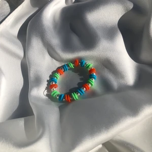 ~armband~ - Säljer dehär superfina armbandet för 25kr+12krfrakt🧡💚💙