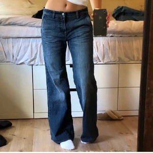 Jeans  - Snygga raka jeans med låg/mellanhög midja, strl w28 l32 men skulle säga att de passar en w26💞 (lägger ut igen pga oseriös köpare!)