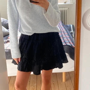 Kjol - Jättefin svart kjol med lite volanger. Helt nyskick 💞