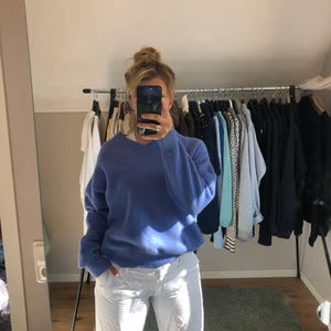 V-ringad tröja - Säljer denna V-ringade tjocktröjan köpt av mig på second hand för ca 1 år sedan. Den har tyvärr ingen lapp kvar på insidan för varken märke eller storlek. Skulle säga att den passar small till large beroende på hur man vill att den ska sitta. Något nopprig i nederkant men går väldigt lätt att snygga till💙