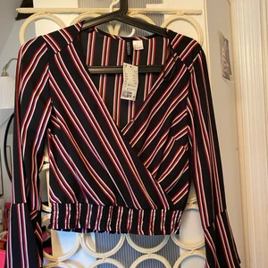 Blus - Super fin blus från hm som tyvärr inte kommit till användning. Helt oanvänd och prislappen kvar