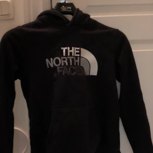 Svart The North Face Hoodie - Storlek M i barnstorlek, 160cm ungefär Ganska bra skick 